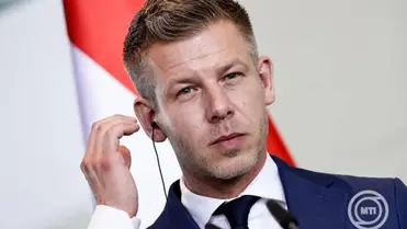 Magyar Péter miniszterelnök a Friedrich Merz német kancellárral tartott sajtóértekezleten a megbeszélésüket követően a berlini kancellárián 2026. június 2-án. MTI/EPA/Filip Singer
