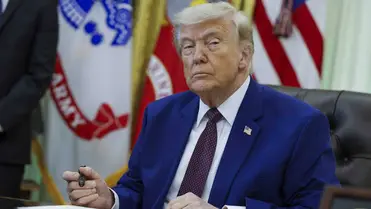 Donald Trump amerikai elnök aláírja a Keystone XL olajvezeték-projekt újraélesztését célzó rendeletet a washingtoni Fehér Házban 2026. április 30-án (Fotó: MTI/EPA/CNP pool/Aaron Schwartz)