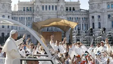  XIV. Leó pápa a híveket üdvözli útban szabadtéri úrnapi miséjére a madridi Cibeles térre 2026. június 7-én. A katolikus egyházfő egyhetes apostoli látogatáson tartózkodik Spanyolországban. MTI/EPA-EFE/Sergio Perez