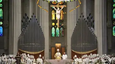 XIV. Leó pápa misét celebrál a barcelonai Sagrada Família-bazilikában 2026. június 10-én. MTI/EPA-EFE/Alejandro Garcia