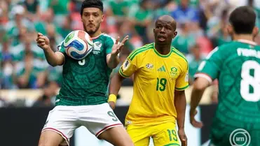 A mexikói Raúl Jiménez (b) és a dél-afrikai Nkosinathi Sibisi a 2026-os labdarúgó-világbajnokság A csoportja első fordulójának Mexikó–Dél-Afrika nyitómérkőzésén a mexikóvárosi Azték Stadionban 2026. június 11-én. MTI/EPA-EFE/Sashenka Gutiérrez