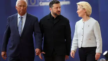 António Costa, az Európai Tanács elnöke, Volodimir Zelenszkij ukrán elnök és Ursula von der Leyen, az Európai Bizottság elnöke (b-j) az Európai Unió kétnapos brüsszeli csúcstalálkozójának nyitóülésére érkezik 2026. június 18-án. MTI/EPA/Olivier Matthys