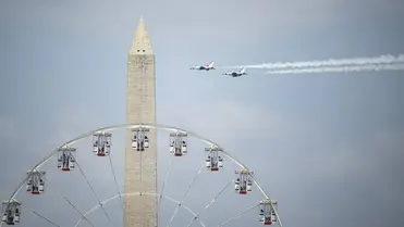 Az amerikai légierő Thunderbird repülőszázada a Washington-emlékmű felett repül az Egyesült Államok fennállásának 250. évfordulójára rendezett függetlenség napi légiparádén Washingtonban 2026. július 3-án (Fotó: MTI/EPA/Graeme Sloan)