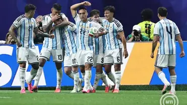 Az argentin Lionel Messi (b3) ünnepel a csapattársaival, miután gólt lőtt a 2026-os labdarúgó-világbajnokság nyolcaddöntőjének Argentína-Egyiptom mérkőzésén az atlantai Mercedes-Benz Stadionban 2026. július 7-én. MTI/EPA/Ronald Wittek