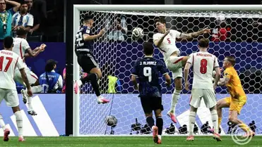 Az argentin Lautaro Martínez (b) gólt fejel a 2026-os labdarúgó-világbajnokság elődöntőjében játszott Anglia-Argentína mérkőzésen az atlantai Mercedes-Benz Stadionban 2026. július 15-én. MTI/EPA/Ronald Wittek