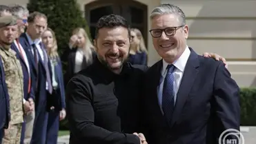 Volodimir Zelenszkij ukrán elnök (b) Keir Starmer leköszönő brit miniszterelnököt üdvözli a kijevi elnöki palotánál 2026. július 16-án. MTI/EPA/Szerhij Dolzsenko