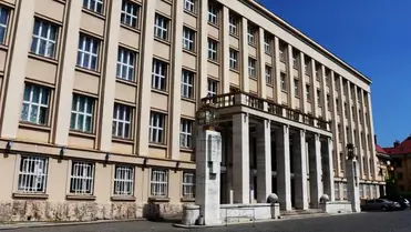 Bombariadó miatt kiürítették a Kárpátaljai Megyei Katonai Közigazgatás épületét Ungváron. Fotó: Suspilne