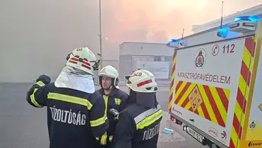Hatalmas tűz ütött ki egy nyírbátori csarnoképületben: 71 embert menekítettek ki. Kiemelt kép: Katasztrófavédelem Facebook-oldala