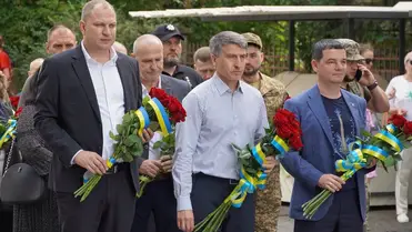 Koszorúzással és főhajtással emlékeztek az Ukrán Államiság Napjára Ungváron. Fotó: Ungvári Városi Tanács