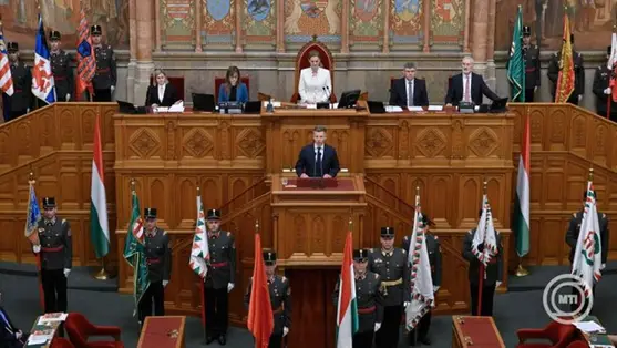 Budapest, 2026. május 9. Magyar Péter miniszterelnök beszédet mond eskütétele után az új Országgyűlés alakuló ülésén az Országházban 2026. május 9-én. A választáson győztes Tisza Párt elnökét 140 igen szavazattal, 54 nem ellenében és 1 tartózkodással választották meg a képviselők. A miniszterelnök mögött Forsthoffer Ágnes, az Országgyűlés elnöke. MTI/Hegedüs Róbert