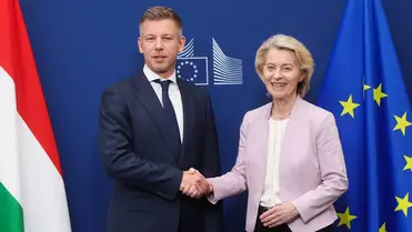 Ursula von der Leyen, az Európai Bizottság elnöke (j) Magyar Péter miniszterelnököt fogadja a bizottság brüsszeli székházában 2026. május 29-én. Fotó: MTI/EPA/Olivier Hoslet