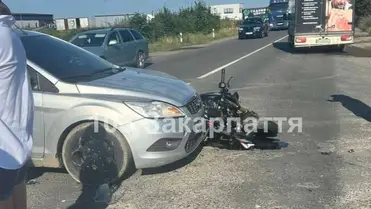 Személyautóval ütközött és megsérült egy motoros Kárpátalján. A mentők ellátták, majd a munkácsi Szent Márton Kórházba szállították. Fotó: facebook.com/103zakarpat