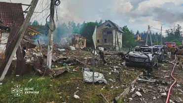 Kijevben és Szlovjanszkban tizenegyen meghaltak, több tucatnyian megsebesültek a pénteki orosz légicsapásokban. A mentési munkálatok még tartanak. Fotó: DSZNSZ