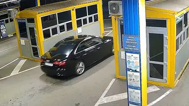 Csaknem 1 millió dollárt találtak egy Audi A8 titkos rekeszében a határon. Fotó: Kárpátaljai Megyei Ügyészség
