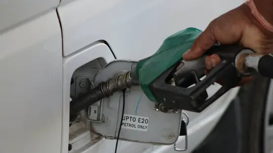 Benzináremelés: tankolás a töltőállomáson. Illusztráció. Fotó: Pexels