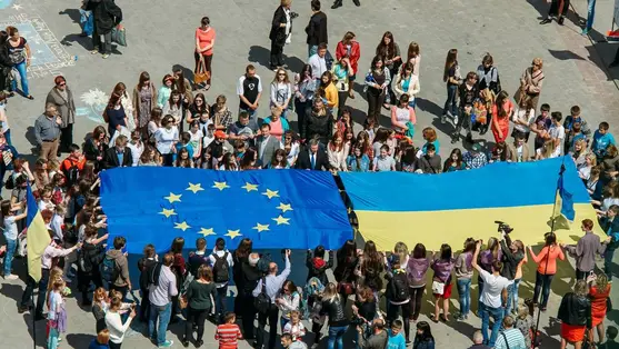 Az Európai Unió és Ukrajna zászlaját feszítik ki demonstrálók a nyugat-ukrajnai Luckban 2014. május 17-én (Fotó: Shutterstock)