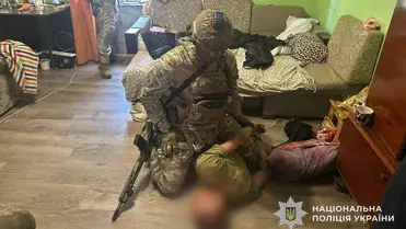 Különleges rendőri akció során mentette ki a KORD egy ungvári házból a fogva tartott anyát és ötéves gyermekét. A fegyveres férfit őrizetbe vették. Fotó: Ukrán Nemzeti Rendőrség