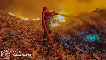Beregszászi hulladéklerakó: 37 ember dolgozik a tűz megfékezésén. Fotó: DSZNSZ