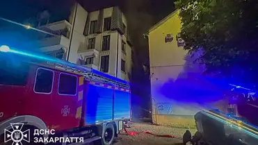 Éjszakai tűzeset Beregszászban: kigyulladt egy szállodakomplexum alagsora. Fotó: DSZNSZ