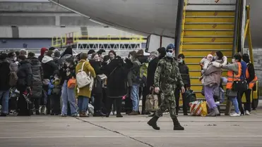 Ukrán menekültek várakoznak egy portugál repülőtéren. Fotók: AFP