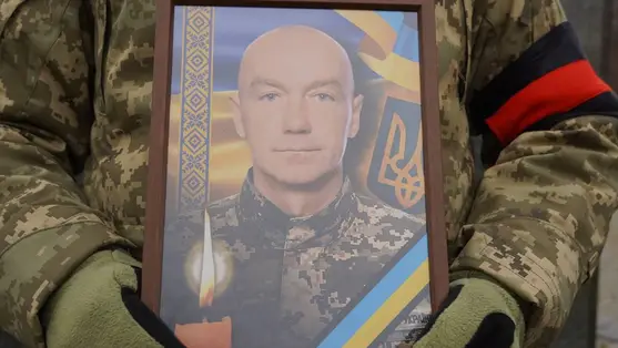 Ungváron katonai tiszteletadással temették el a 54 éves Olekszandr Horosnyik őrmestert. Fotó: Ungvári Városi Tanács