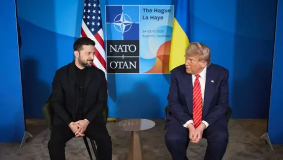 Volodimir Zelenszkij ukrán (b) és Donald Trump amerikai elnök megbeszélést folyata a NATO-tagországok kétnapos csúcsértekezletének második napján, 2025. június 25-én Hágában (Fotó: MTI/EPA/Ukrán elnöki sajtószolgálat)