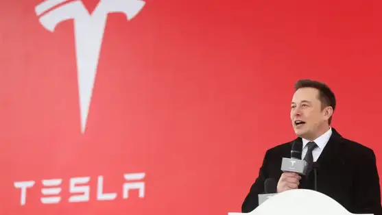 Áll a bál, a Tesla befektetői milliárdokat követelnek Elon Musktól