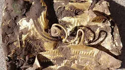 Díszes aranyövet forgatott ki a földből egy gazda