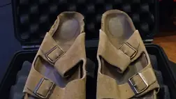 Ezért a viseltes papucsért több mint 85 millió forintot fizettek, egészen furcsa okból