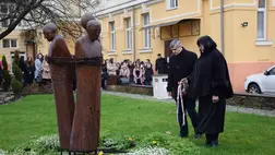 Főhajtás Beregszászon a sztálinizmus áldozatai emléke előtt. Fotó: Kovács Erzsébet