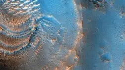 Rejtélyes alakzatokat figyeltek meg egy marsi kráterben