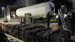 Több száz doboz cigarettát találtak egy tartályos kamionban Kárpátalján