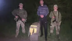 Kárpátalján a határőrök elfogtak egy férfit, aki 1000 doboz cigarettát próbált illegálisan Szlovákiába szállítani. Fotó: Ukrán Állami Határszolgálat