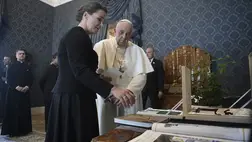 Novák Katalin köztársasági elnök katonai tiszteletadás mellett fogadja Ferenc pápát a Szent György téren 2023. április 28-án. A katolikus egyházfő háromnapos apostoli látogatásra érkezett Magyarországra. MTI/Bruzák Noémi