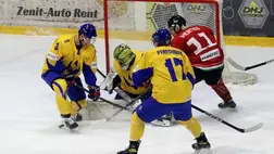 Vértes Nátán (j), valamint az ukrán Vitalij Andrejkiv (b), Eduard Zaharcsenko kapus (b2) és Olekszandr Pereszunko (j2) a Magyarország - Ukrajna felkészülési jégkorongmérkőzésen a Miskolci Jégcsarnokban 2023. április 5-én. A májusi elitvilágbajnokságra készülő magyar férfi jégkorong-válogatott kétszer Ukrajnával, majd a jövő héten szintén kétszer Japánnal játszik Miskolcon, a Hokitavasz rendezvényen. MTI/Vajda János