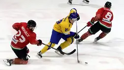 Mihály Ákos (b) és az ukrán Danyil Traht (k) a Magyarország - Ukrajna felkészülési jégkorongmérkőzésen a Miskolci Jégcsarnokban 2023. április 5-én. A májusi elitvilágbajnokságra készülő magyar férfi jégkorong-válogatott kétszer Ukrajnával, majd a jövő héten szintén kétszer Japánnal játszik Miskolcon, a Hokitavasz rendezvényen. MTI/Vajda János