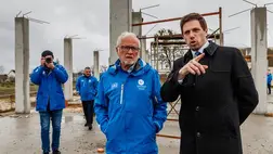 Magyar Levente, a Külgazdasági és Külügyminisztérium parlamenti államtitkára (j) és Lehel László, a Magyar Ökumenikus Segélyszervezet elnök-igazgatója a magyar kormány támogatásával épülő többfunkciós önkormányzati szolgáltató központ építkezésén a Bucsa melletti Szinjakon 2023. április 3-án. MTI/Nemes János