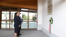 Novák Katalin köztársasági elnök és Rásonyi-Kovács Péter, a Dél-pesti Centrumkórház - Országos Hematológiai és Infektológiai Intézete (DPC) osztályvezető főorvosa megkoszorúzza a két éve elhunyt Kovács Béla francia-magyar-latin szakos tanár emléktábláját a pedagógus életműve, oktató-nevelő munkája előtt tisztelegve tartott megemlékezésen Tolcsván, az általános iskola udvarán 2023. április 22-én. Az eseményt Kovács Béla, Tolcsva díszpolgára, az államfő egykori gimnáziumi tanára születésének 106. évfordulója 