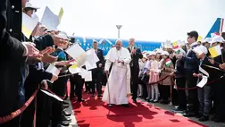 A Miniszterelnökség által közreadott képen Ferenc pápa megérkezik a budapesti Liszt Ferenc-repülőtérre 2023. április 28-án. Az egyházfő háromnapos apostoli látogatásra érkezett Magyarországra. Ferenc pápa mögött jobbról Semjén Zsolt miniszterelnök-helyettes. MTI/Miniszterelnökség/Botár Gergely