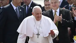 Ferenc pápa megérkezik a budapesti Liszt Ferenc-repülőtérre 2023. április 28-án. Az egyházfő háromnapos apostoli látogatásra érkezett Magyarországra. Hátul jobbról Semjén Zsolt miniszterelnök-helyettes. MTI/Kovács Tamás