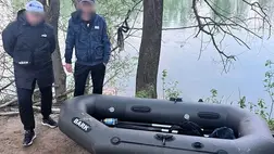 Két katonaköteles férfi gumicsónakkal akart átkelni Tiszaújlaknál a Tiszán. Fotó: Ukrán Állami Határszolgálat