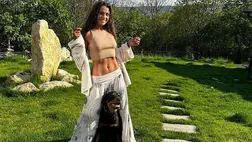 Tóth Andi a szakítás után ennyire dögös: hasvillantós ruhában pózolt