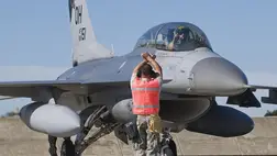 A repülésre felkészítés befejezését jelzi a személyzet egyik tagja egy amerikai F-16-os pilótájának. Fotó: MTI/Ujvári Sándor