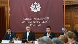  Kövér László, az Országgyűlés elnöke, a Kárpát-medencei Magyar Képviselők Fóruma (KMKF) elnöke (b2) beszél a KMKF plenáris ülésén az Országház Vadásztermében 2023. május 19-én. Mellette Gulyás Gergely Miniszterelnökséget vezető miniszter (b), Veress László, a házelnök kabinetfőnöke (b3) és Sárdi Péter, az Országgyűlés Hivatalának külügyi igazgatója (j). MTI/Bruzák Noémi