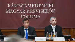 Kövér László, az Országgyűlés elnöke, a Kárpát-medencei Magyar Képviselők Fóruma (KMKF) elnöke (j) beszél, mellette Gulyás Gergely Miniszterelnökséget vezető miniszter a KMKF plenáris ülésén az Országház Vadásztermében 2023. május 19-én. MTI/Bruzák Noémi