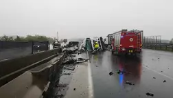 Kamion és kisbusz ütközött össze az M0-s autóút 3-as kilométerszelvényénél, Törökbálint térségében. Fotó: Pest VMKI