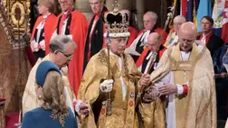  III. Károly brit király az uralkodói jogart a kereszttel fogja, miután Justin Welby canterburyi érsek megkoronázta Szent Eduárd angol király koronájával a Westminster-apátságban 2023. május 6-án. MTI/AP/PA pool/Jonathan Brady