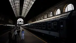 A Csíksomlyóra tartó zarándokvonat indulása előtt a budapesti Keleti pályaudvaron 2023. május 26-án. A vonat mintegy 400 zarándokot visz a csíksomlyói búcsúba. MTI/Mónus Márton