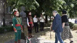 Csöndes főhajtás Esze Tamás beregszászi mellszobránál, Fotó: Kárpátinfo/Kovács Elemér