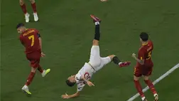 Lucas Ocampos (k), a spanyol, valamint Gianluca Mancini (b) és Roger Ibanez (j), az olasz csapat játékosai a labdarúgó Európa-liga döntőjében játszott Sevilla - AS Roma mérkőzésen a budapesti Puskás Arénában 2023. május 31-én. MTI/Czeglédi Zsolt